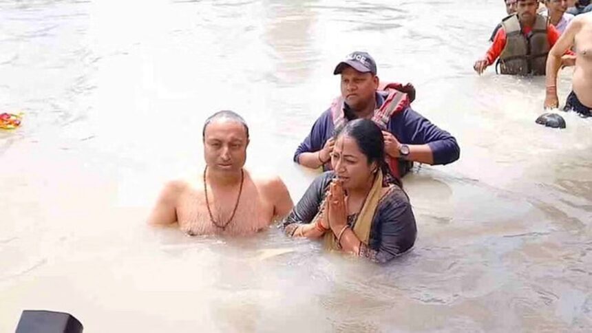 Haridwar: हरकी पैड़ी पहुंचीं दिल्ली की मुख्यमंत्री रेखा गुप्ता पति संग लगाई गंगा में आस्था की डुबकी