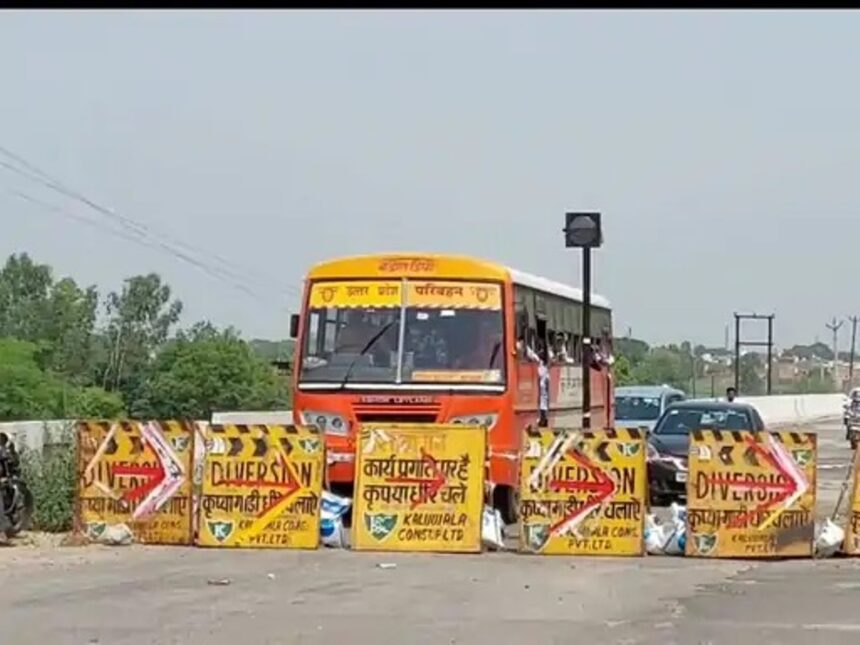 मुजफ्फरनगर में रोडवेज बस निर्माणाधीन पुल से गुजरी:चालक-परिचालक ने बैरिकेड्स हटाकर 35 यात्रियों की जान जोखिम में डाली