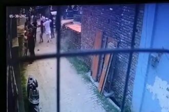 सरधना में पड़ोसियों के बीच हिंसक झगड़ा CCTV:कार हटाने को लेकर विवाद 3 भाइयों पर हमला महिलाओं से छेड़छाड़