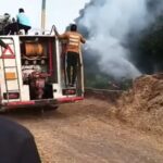 सरधना में खड़ी कार में लगी आग मैकेनिक काम कर रहा था फायर ब्रिगेड ने पाया काबू कार पूरी तरह जली