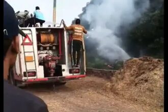 सरधना में खड़ी कार में लगी आग मैकेनिक काम कर रहा था फायर ब्रिगेड ने पाया काबू कार पूरी तरह जली